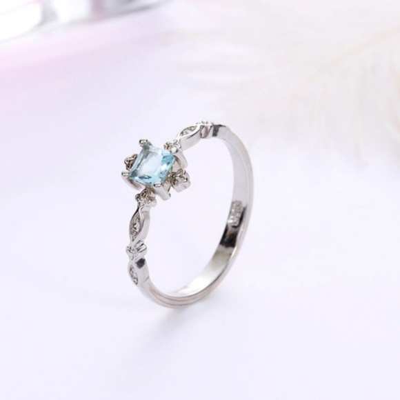 Delicate sterling silver ring w/ blue topaz stone - Picture 5 of 5